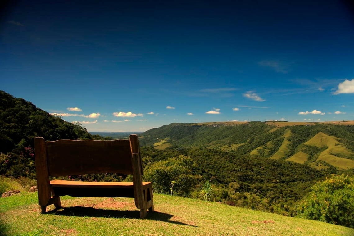 Vista aérea de rodovia e áreas verdes na Região Metropolitana de Curitiba