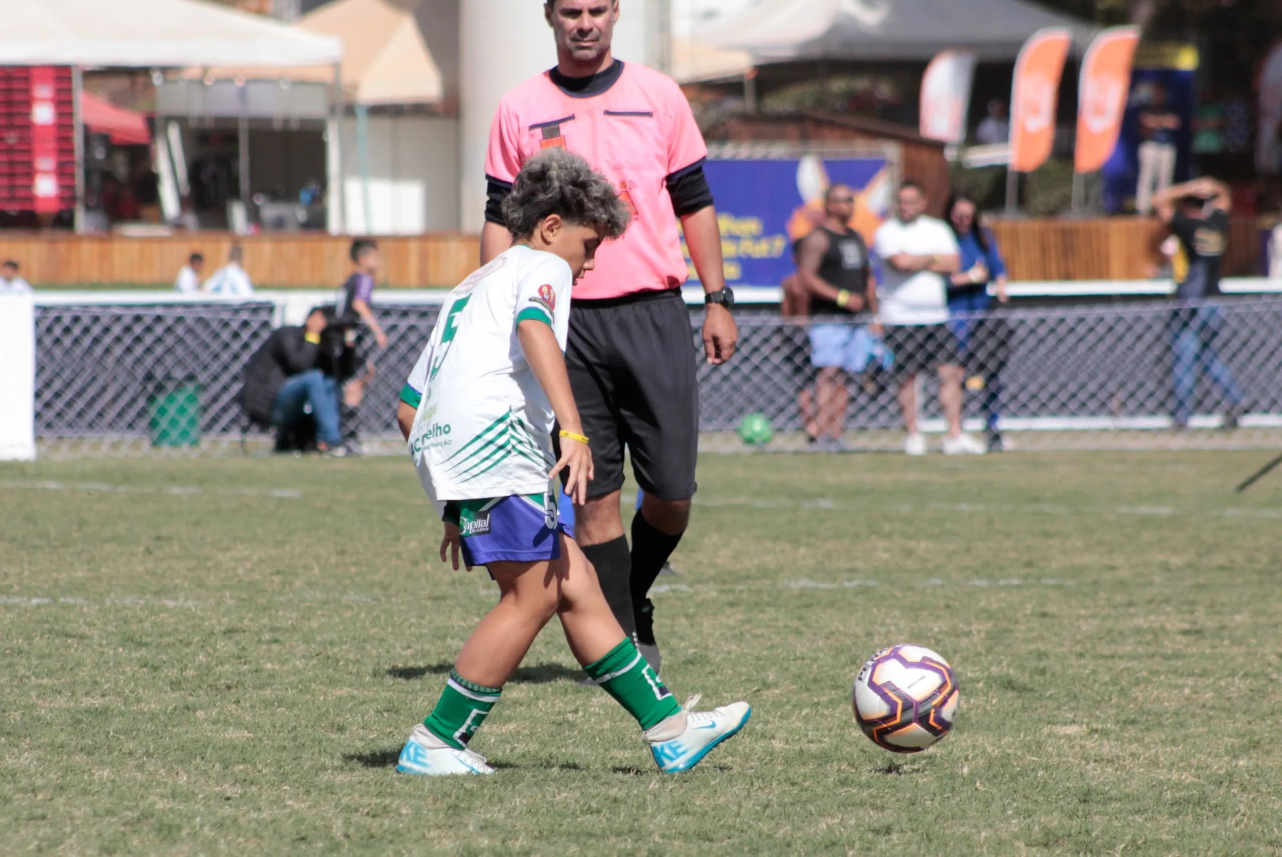 Treinador orienta jovens atletas durante treino em quadra