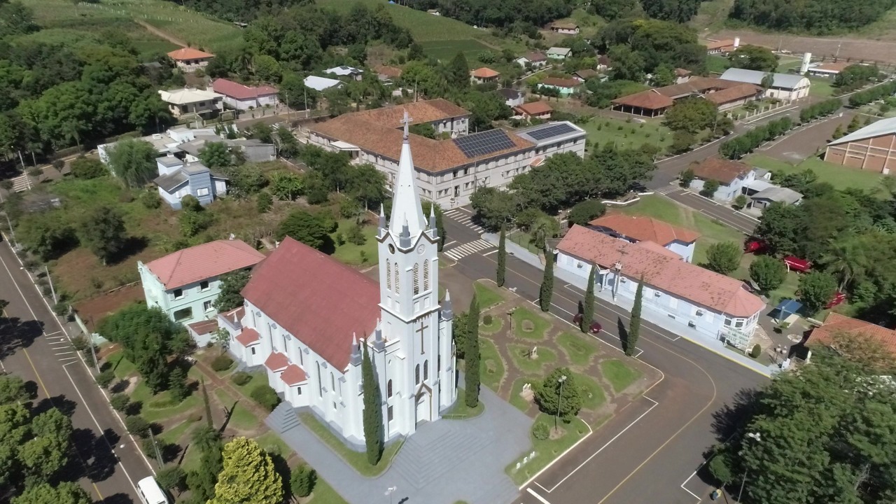 Vista aérea de São José do Inhacorá RS, com igreja central, casas e áreas verdes ao redor