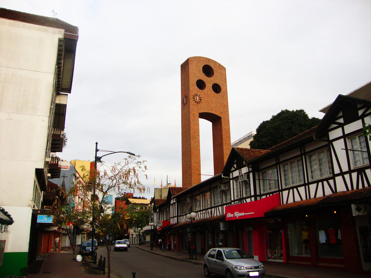 Vista urbana de Blumenau, com arquitetura enxaimel na região central