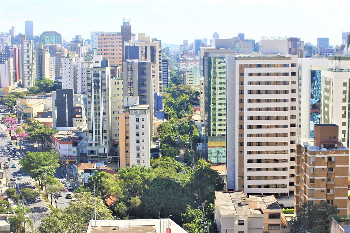Vista urbana de Belo Horizonte ao entardecer