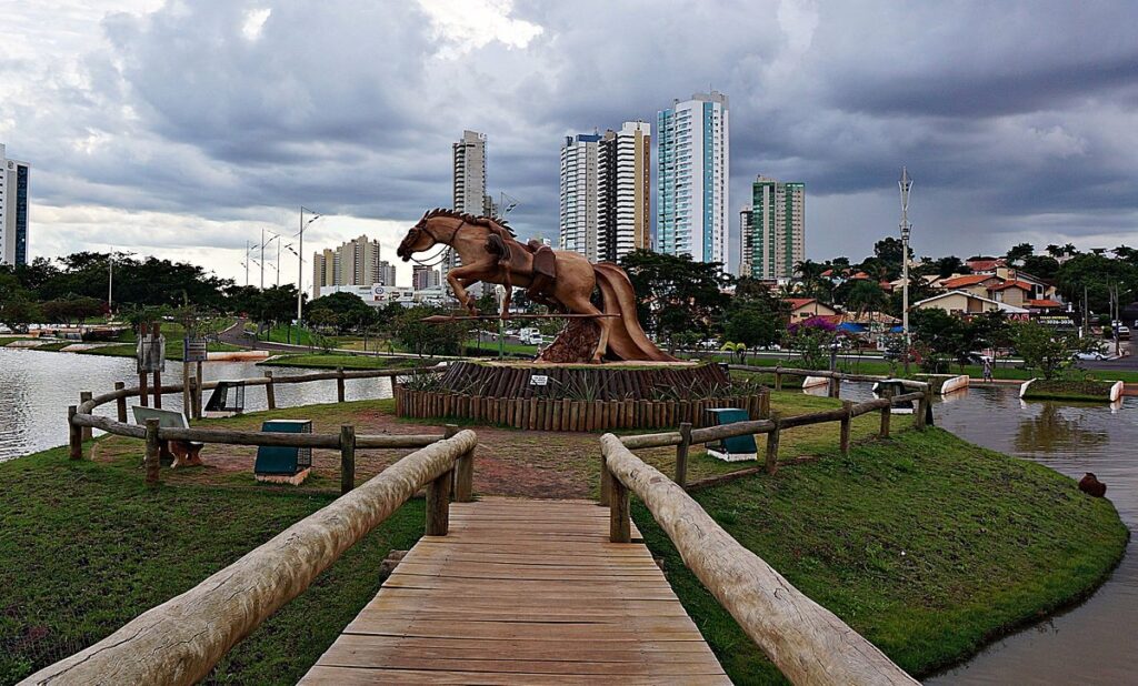 Praça e prédios públicos em cidade do interior de MS