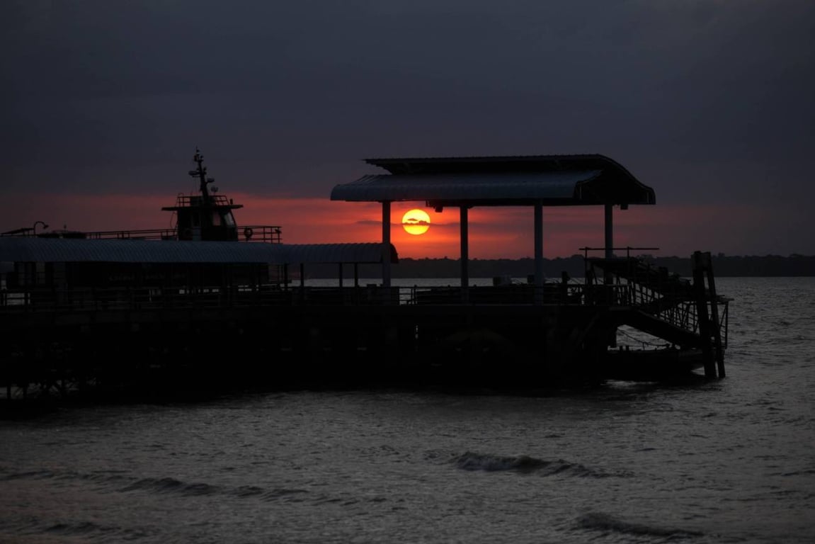 Vista aérea de Belém, PA, com a Baía do Guajará ao pôr do sol e o Ver-o-Peso ao fundo