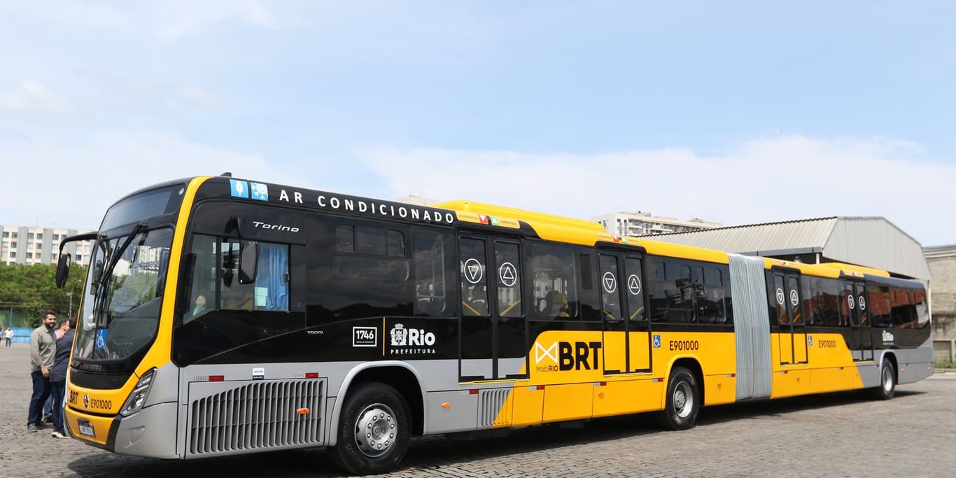 Ônibus BRT da MOBI-Rio em plataforma de embarque, no Rio de Janeiro