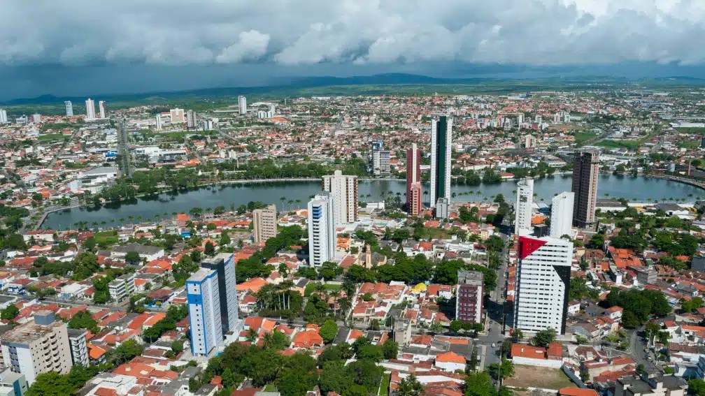Vista aérea de Campina Grande PB, com o rio ao centro e a malha urbana ao fundo