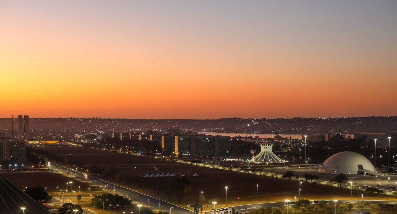Brasília ao pôr do sol, Congresso Nacional ao fundo