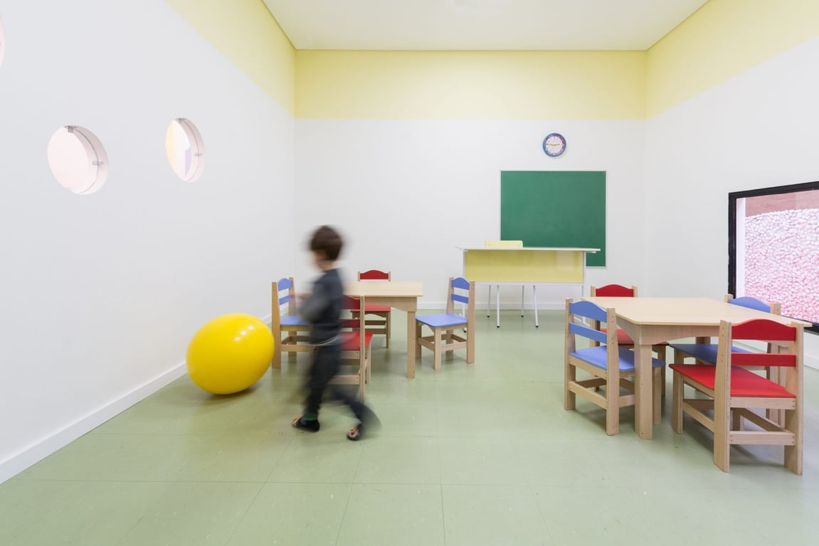 Sala de aula moderna em escola pública