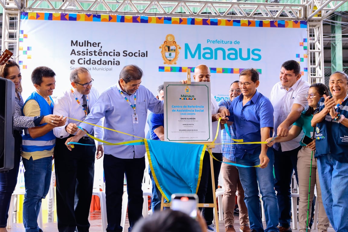 Equipe de assistência social em atendimento comunitário em centro de CRAS