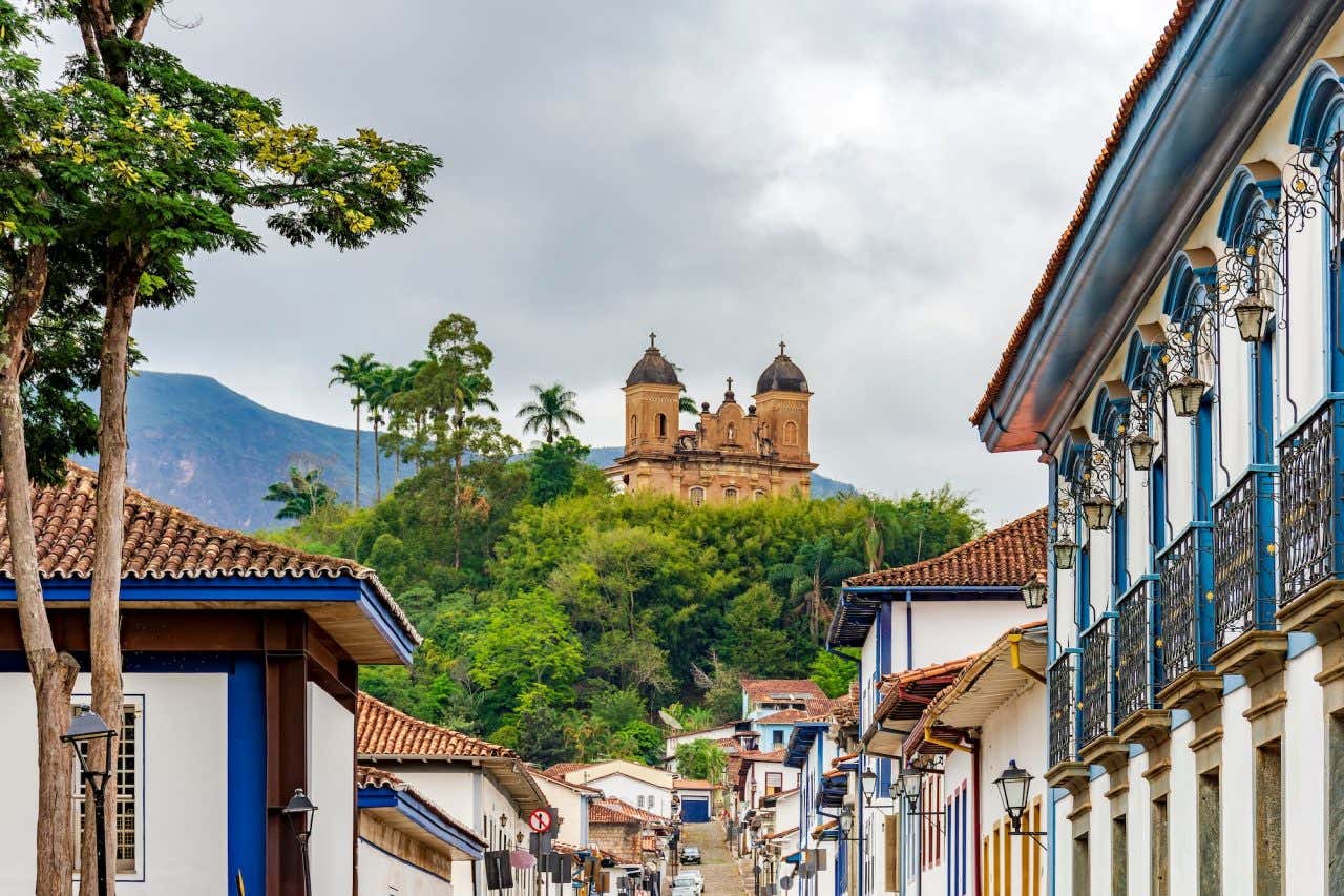 Vista panorâmica de Ouro Preto MG ao entardecer, com casario colonial e igrejas históricas ao fundo