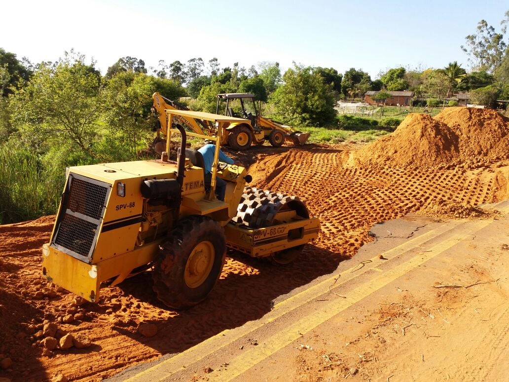 Máquinas em obra viária