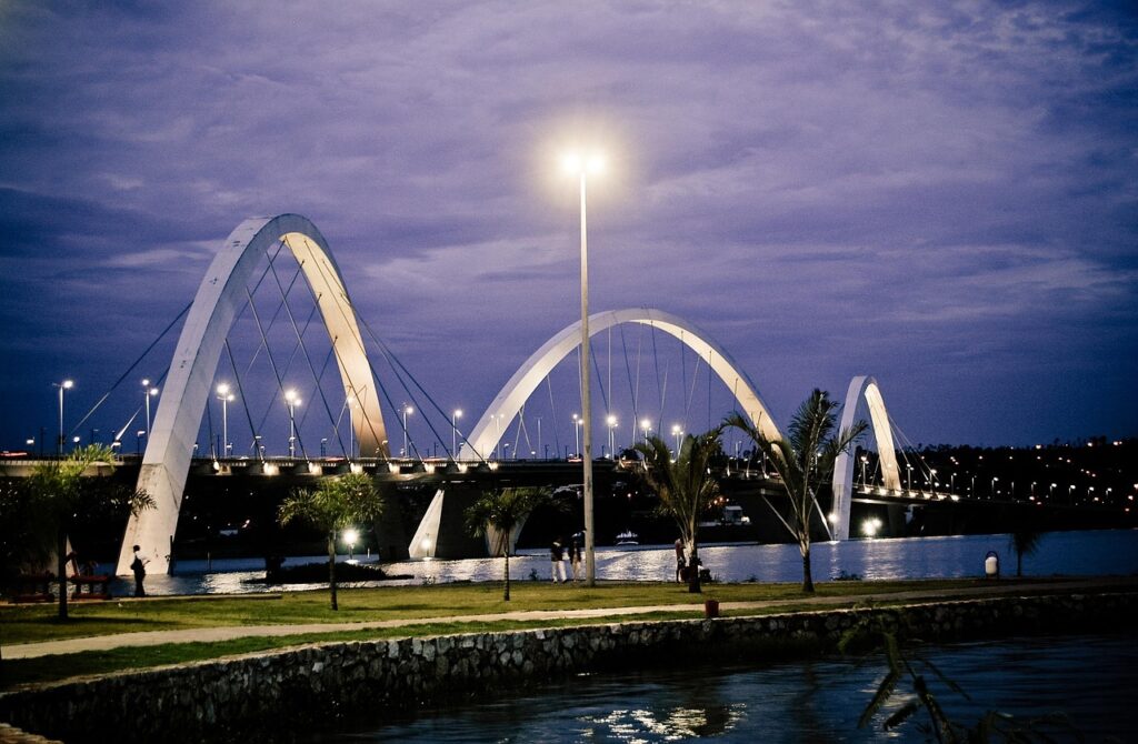 Ponte JK ao entardecer em Brasília DF