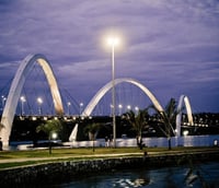 Ponte JK ao entardecer, cartão-postal de Brasília DF.