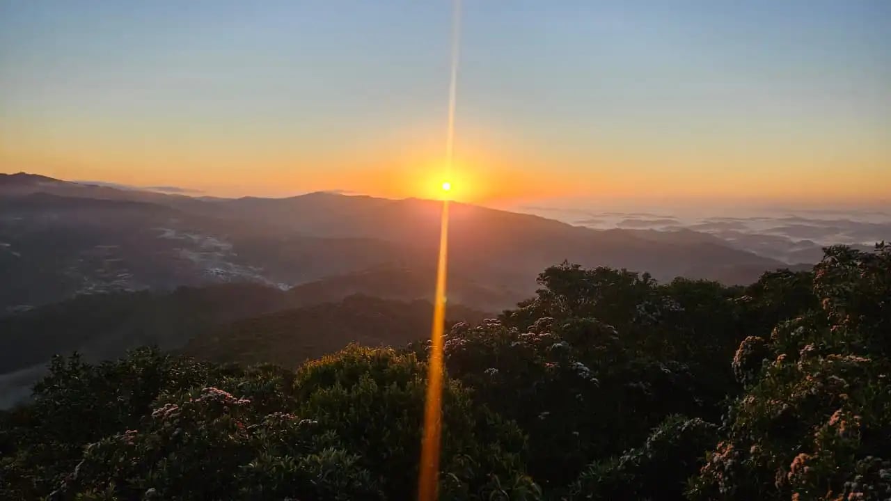 Amanhecer em paisagem rural com morros verdes, remetendo ao interior do Espírito Santo