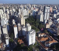 Vista aérea de Campinas com destaque para a composição urbana moderna ao entardecer.