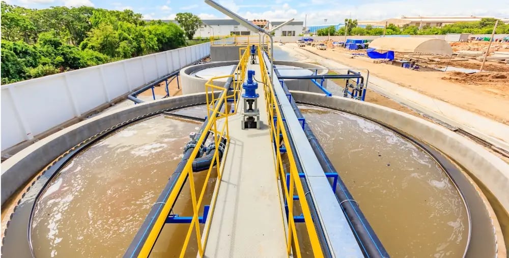 Infraestrutura de saneamento com tanques e tubulações em planta de tratamento de água
