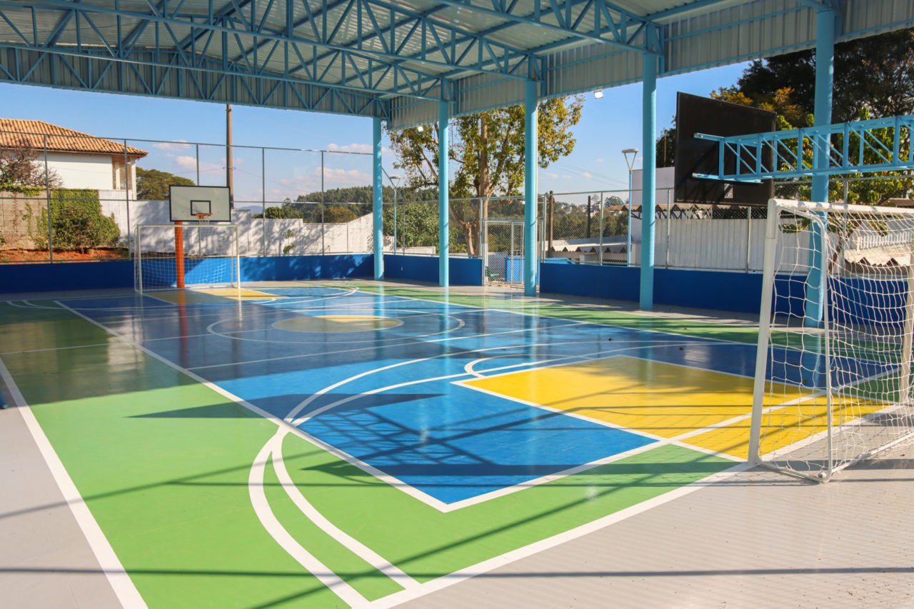 Quadra escolar coberta e iluminada