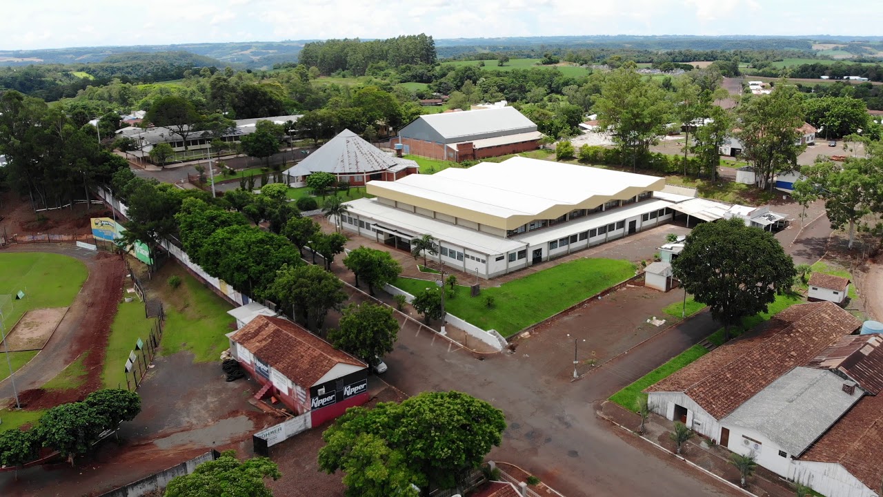 Vista aérea de Crissiumal RS, com área urbana e rural ao fundo