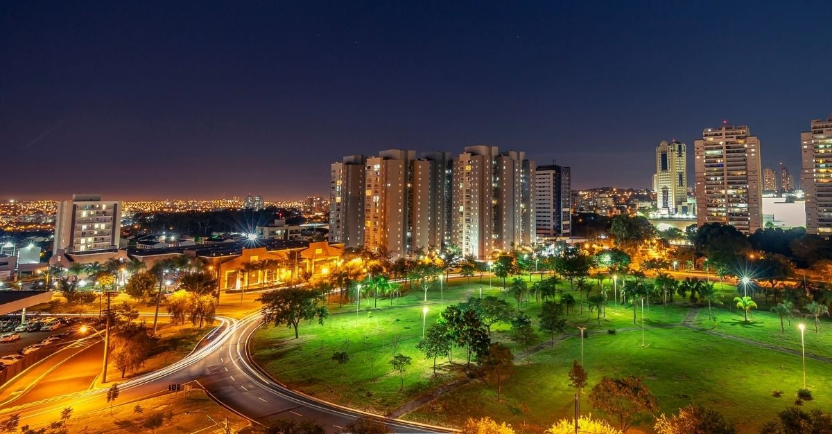 Horizonte de Ribeirão Preto ao entardecer, com avenidas e prédios modernos