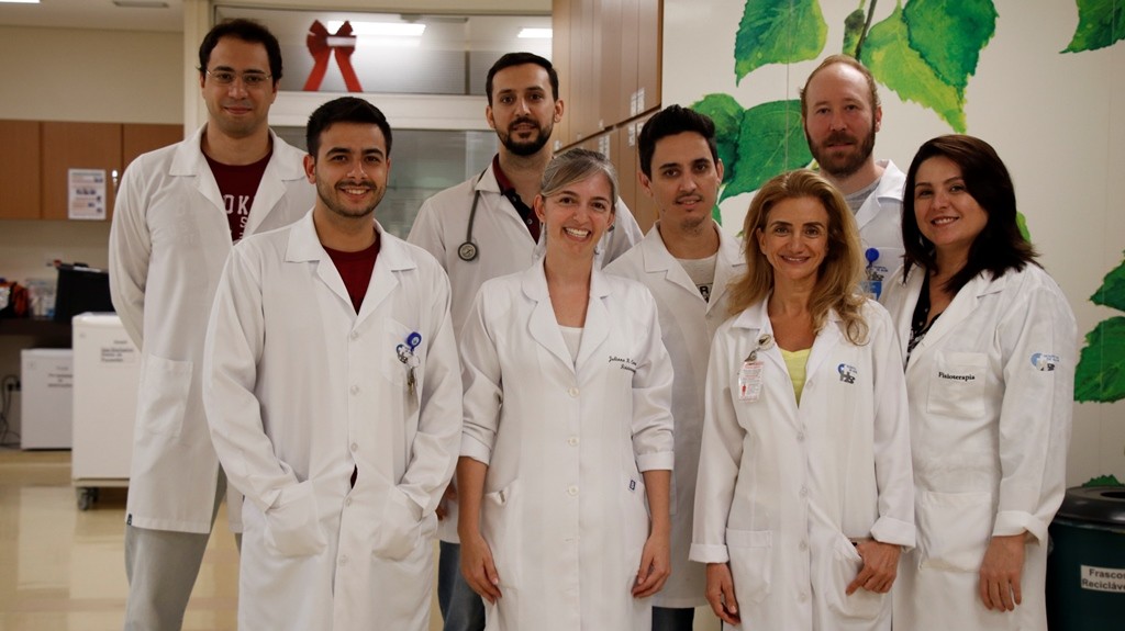 Profissionais de saúde em ambiente clínico do SUS, ilustrando as contratações temporárias