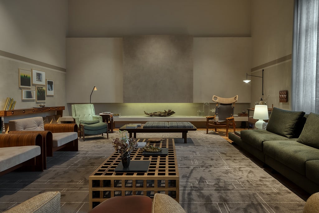 Ambiente universitário de artes, com cavaletes e materiais de estúdio