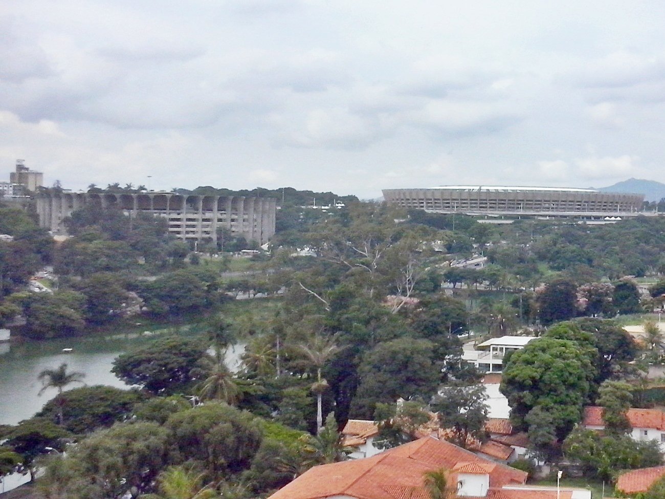 Vista aérea do campus Pampulha da UFMG, com prédios e áreas verdes ao entardecer