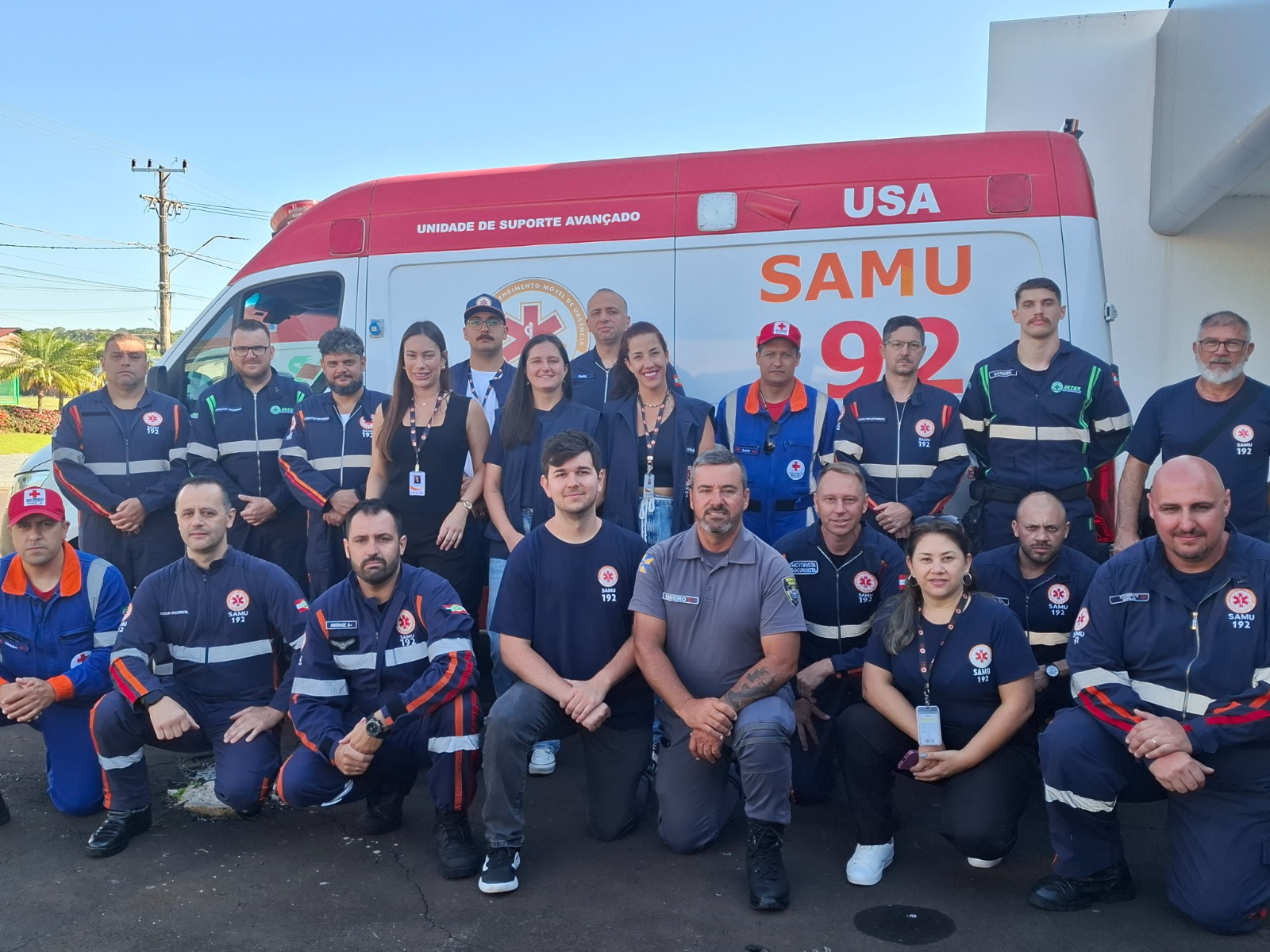 Equipe do SAMU 192 com viatura em área urbana