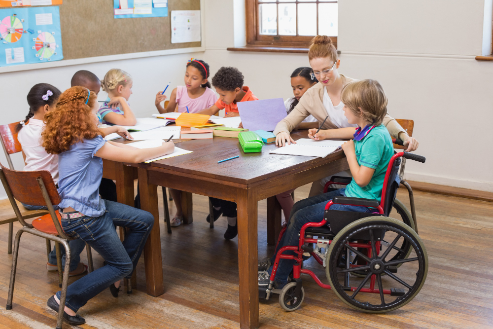 Sala de aula em escola pública, com alunos e professora