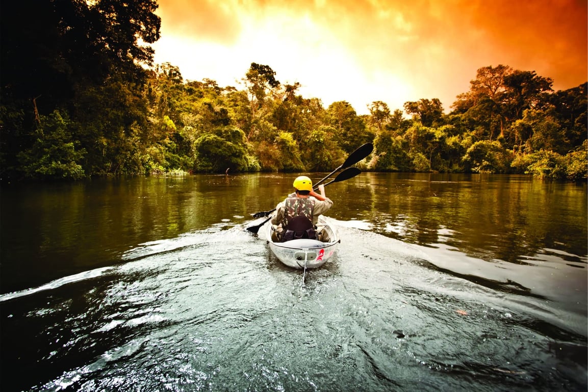 Pôr do sol em rio com vegetação amazônica na região de Alta Floresta MT