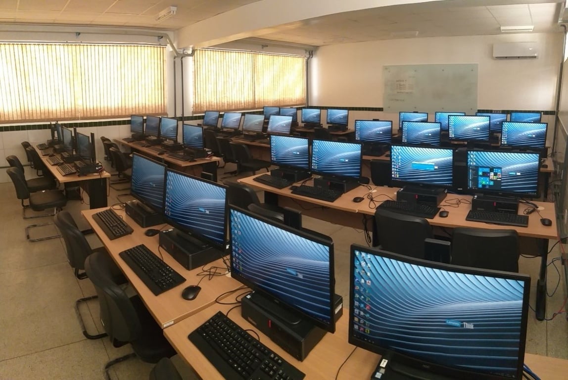 Sala de aula de informática em instituição federal, com computadores organizados
