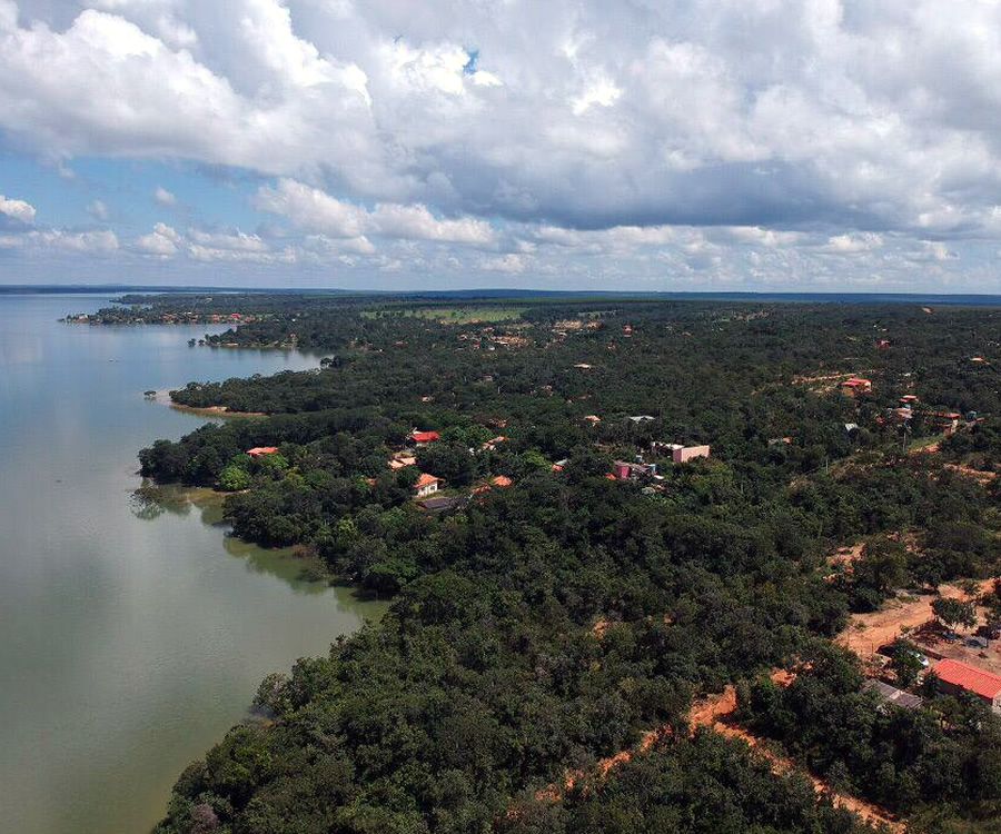 Vista aérea de Felixlândia, com o Lago Três Marias ao fundo