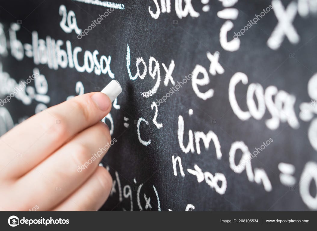 Quadro com equações matemáticas sendo escritas com giz por um professor.