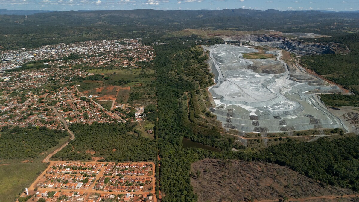 Paisagem urbana de cidade do interior de Goiás, com áreas verdes e horizonte amplo