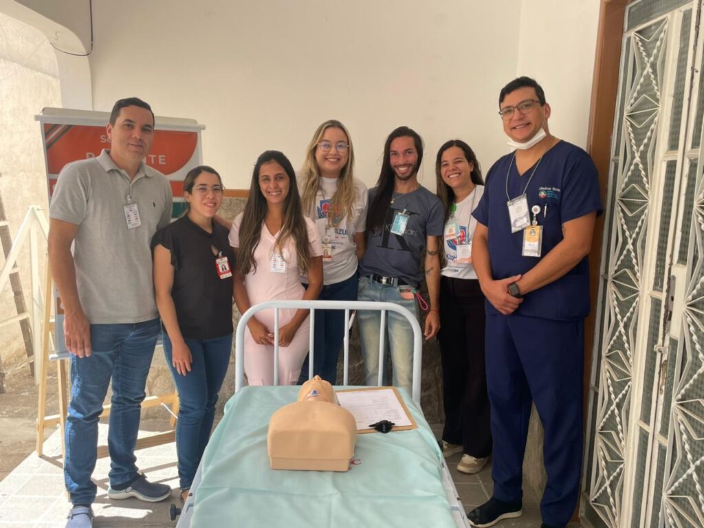 Profissionais de saúde em corredor hospitalar iluminado