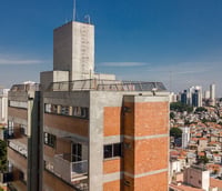 Paisagem urbana de Lucélia SP, cidade do interior paulista com prédios baixos sob céu aberto.