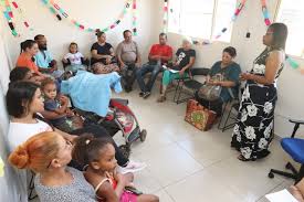 Atendimento comunitário em roda de conversa em equipamento público de assistência social