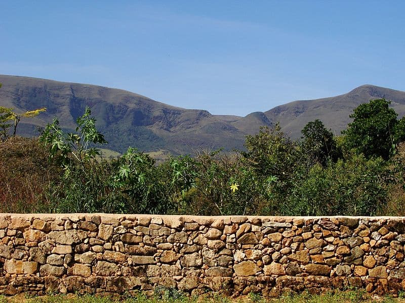 Paisagem de Barão de Cocais MG, com cadeias de montanhas do Quadrilátero Ferrífero ao fundo
