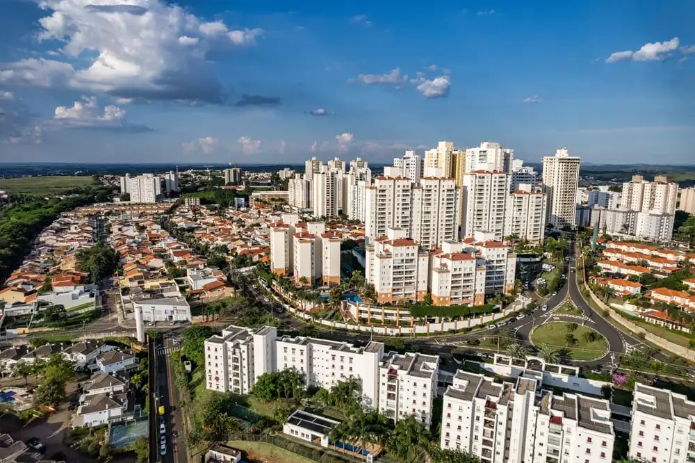Vista urbana de Nova Odessa SP, com ruas arborizadas e área residencial ao fundo