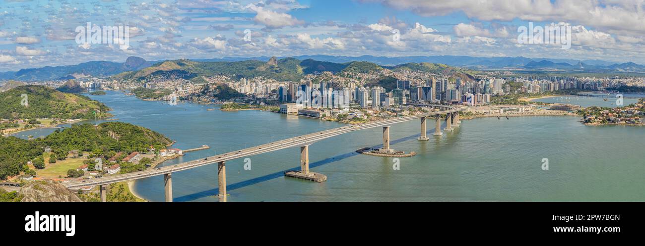 Vista da Terceira Ponte ligando Vila Velha a Vitória ao entardecer