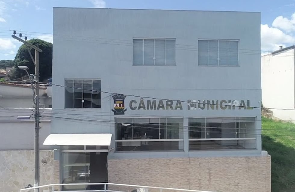 Fachada de câmara municipal no interior de Minas Gerais