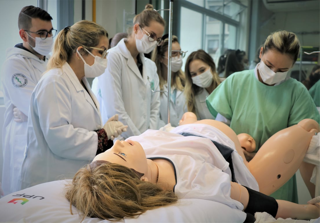 Alunos de Medicina em sala de simulação, em atividade prática supervisionada.