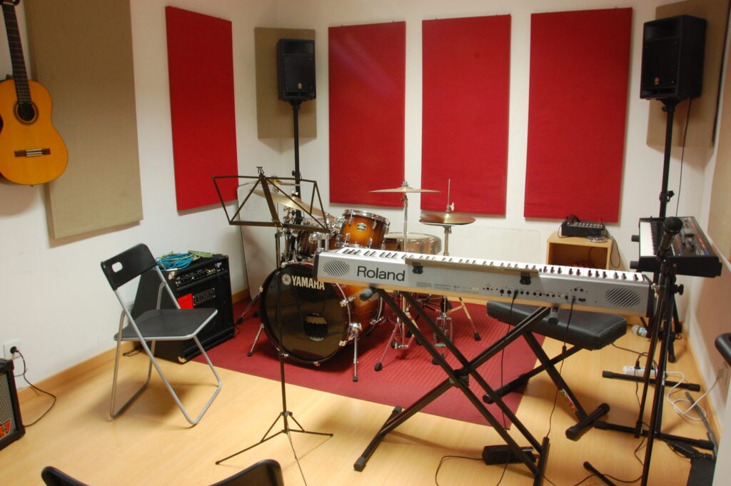 Sala de aula de música com piano e instrumentos, ambiente acadêmico em tom neutro
