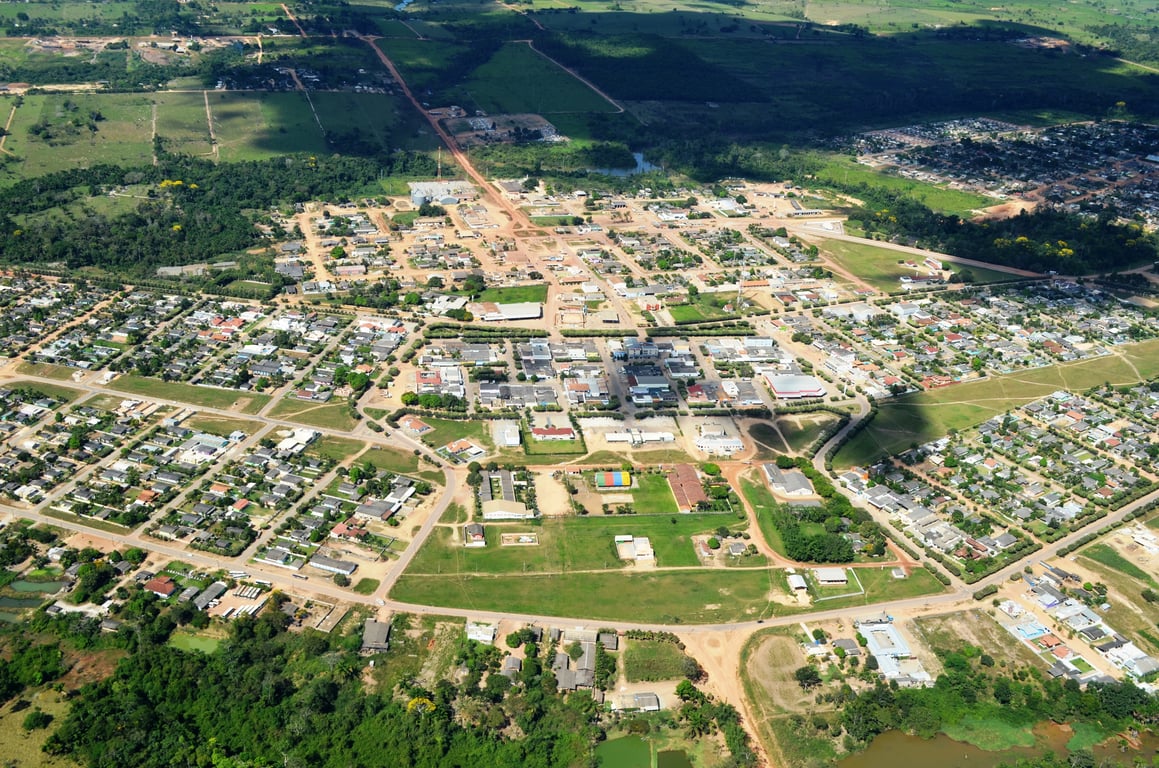 Vista aérea de Paranaíta, município do norte de Mato Grosso, mostrando áreas urbanas e muito verde ao redor.