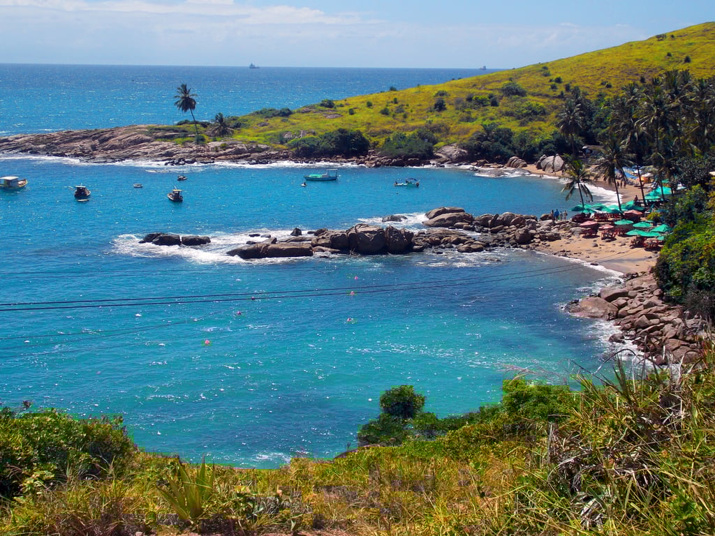 Vista aérea do litoral sul de Pernambuco, em Cabo de Santo Agostinho, com falésias e mar azul