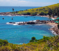 Vista aérea do litoral do Cabo de Santo Agostinho PE, com falésias e mar azul.