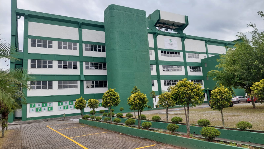 Fachada de um campus do Instituto Federal de São Paulo, com jardins e identidade visual em verde
