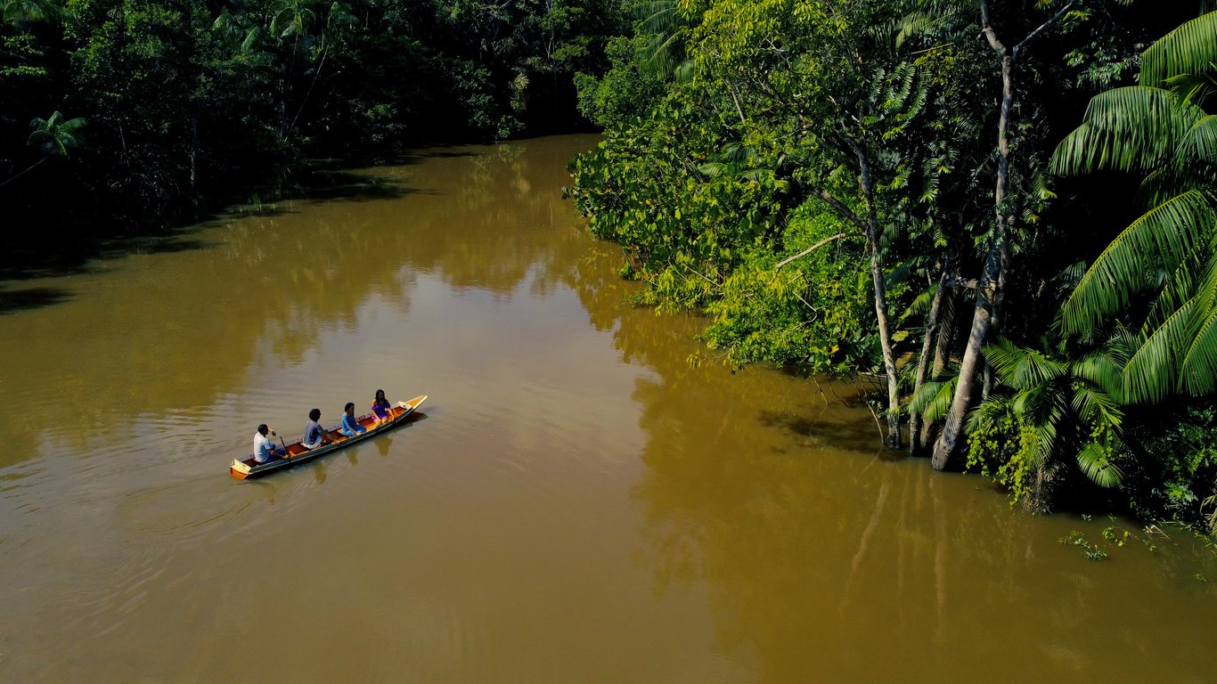 Embarcação no rio Purus cercada por vegetação amazônica, paisagem típica de Lábrea AM
