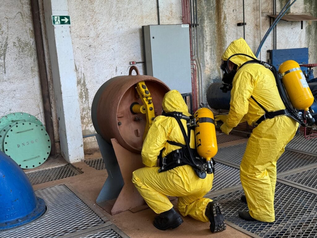 Trabalhadores com EPI em estação de tratamento de água