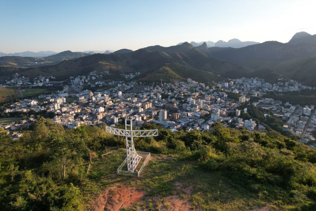 Vista panorâmica de Castelo ES, com morros e áreas urbanas sob a luz do sol