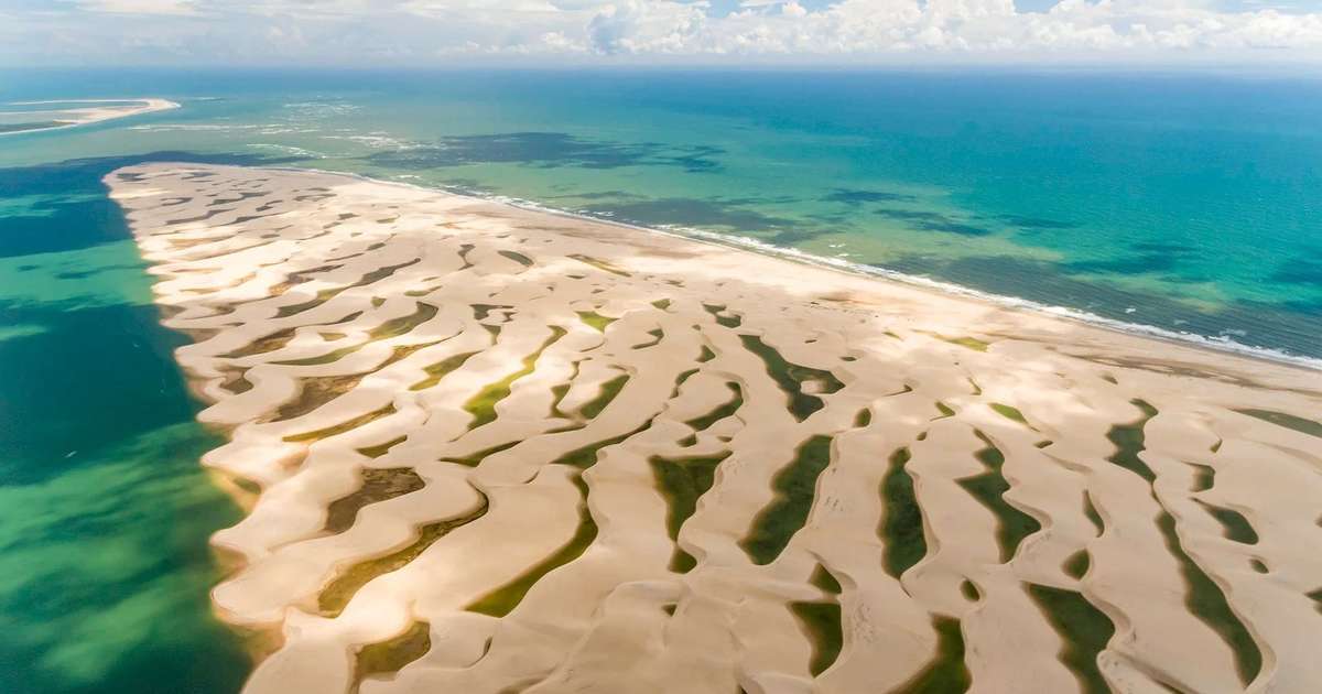 Delta do Parnaíba ao entardecer, integração de rio, manguezais e dunas