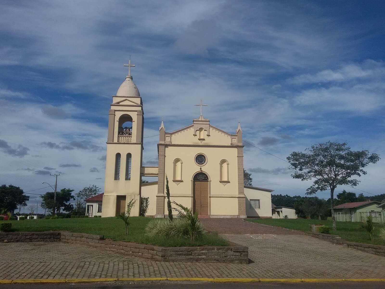 Igreja em paisagem urbana na região central do RS